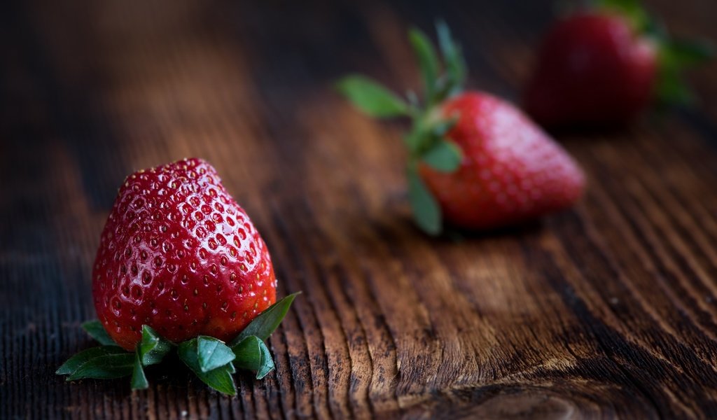 Обои макро, клубника, стол, ягоды, вкусно, macro, strawberry, table, berries, delicious разрешение 2880x1800 Загрузить