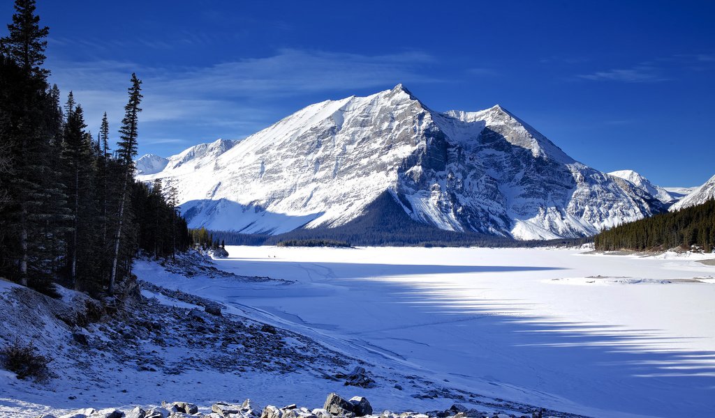 Обои небо, деревья, озеро, горы, снег, зима, лёд, ель, the sky, trees, lake, mountains, snow, winter, ice, spruce разрешение 2048x1365 Загрузить