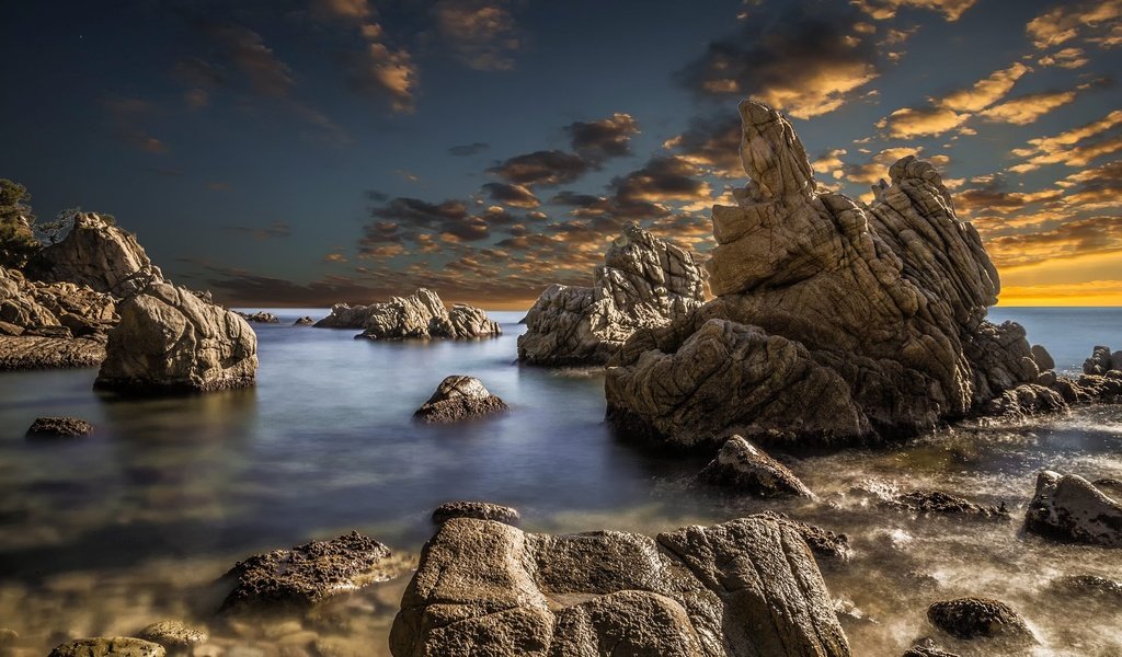 Обои небо, облака, скалы, камни, море, the sky, clouds, rocks, stones, sea разрешение 2000x1126 Загрузить