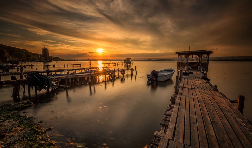 Обои небо, облака, закат, пейзаж, море, причал, лодка, the sky, clouds, sunset, landscape, sea, pier, boat разрешение 1920x1281 Загрузить