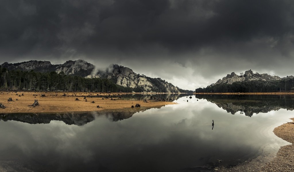 Обои облака, деревья, озеро, горы, берег, отражение, холм, clouds, trees, lake, mountains, shore, reflection, hill разрешение 2560x1594 Загрузить