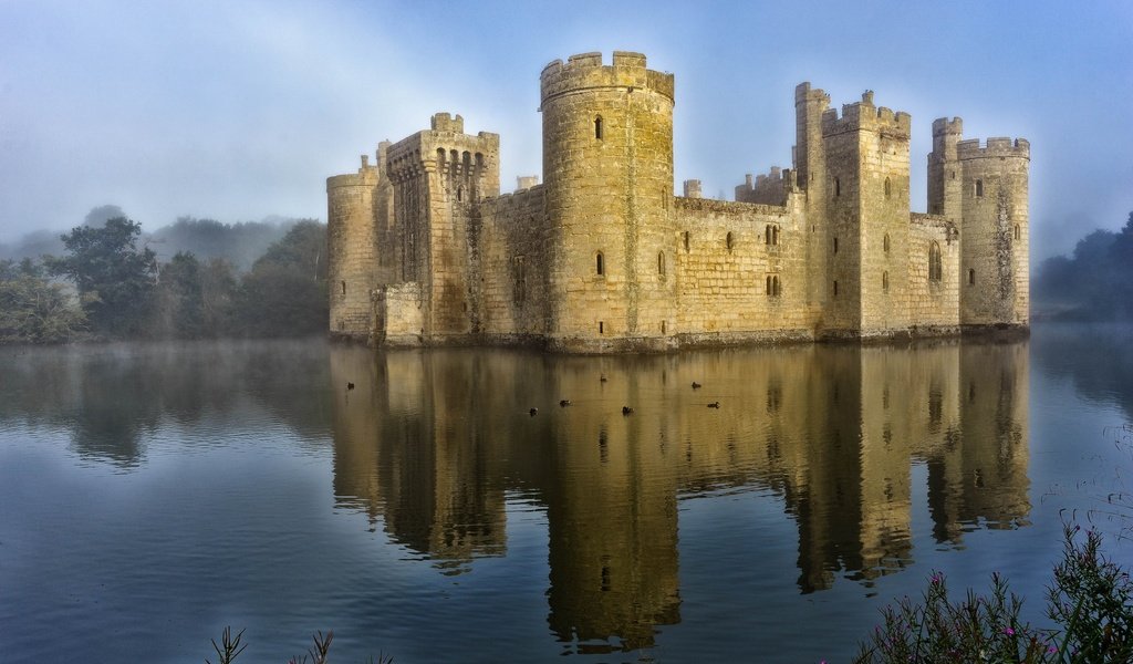 Обои отражение, туман, замок, англия, башни, замок бодиам, старинный, reflection, fog, castle, england, tower, bodiam castle, vintage разрешение 2048x1365 Загрузить