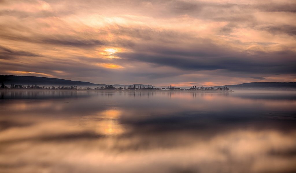 Обои небо, озеро, горы, тучи, горизонт, тишина, the sky, lake, mountains, clouds, horizon, silence разрешение 1920x1200 Загрузить