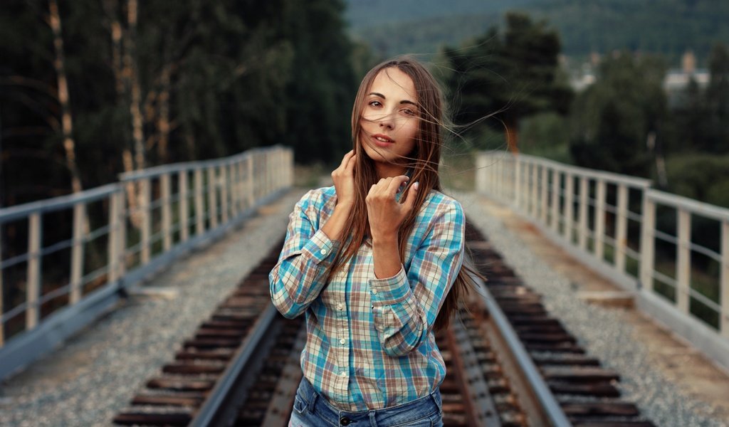 Обои железная дорога, dasha kolpaschikova, рельсы, мост, модель, джинсы, волосы, рубашка, евгений булатов, railroad, rails, bridge, model, jeans, hair, shirt, evgeny bulatov разрешение 4000x2667 Загрузить