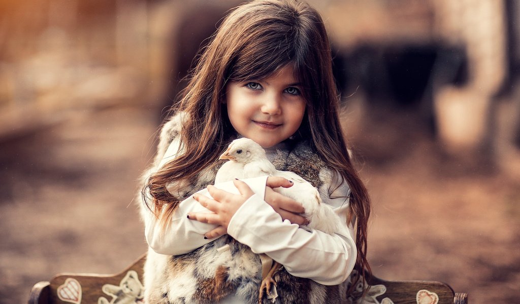 Обои птенец, девочка, скамейка, ребенок, цыплёнок, мех, жилетка, chick, girl, bench, child, chicken, fur, vest разрешение 2048x1366 Загрузить