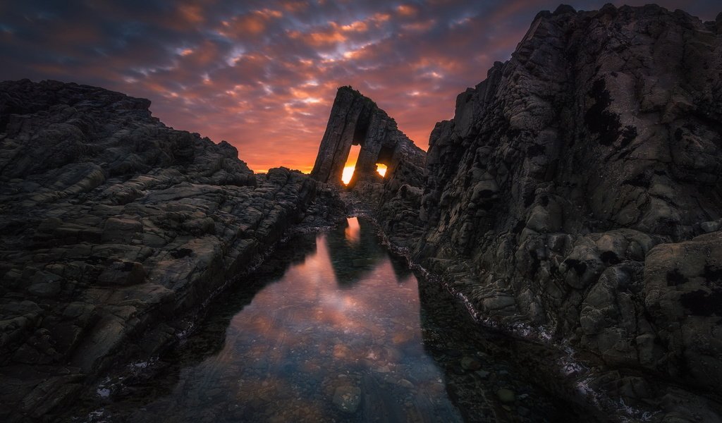 Обои свет, облака, скалы, камни, закат, море, океан, light, clouds, rocks, stones, sunset, sea, the ocean разрешение 2048x1152 Загрузить