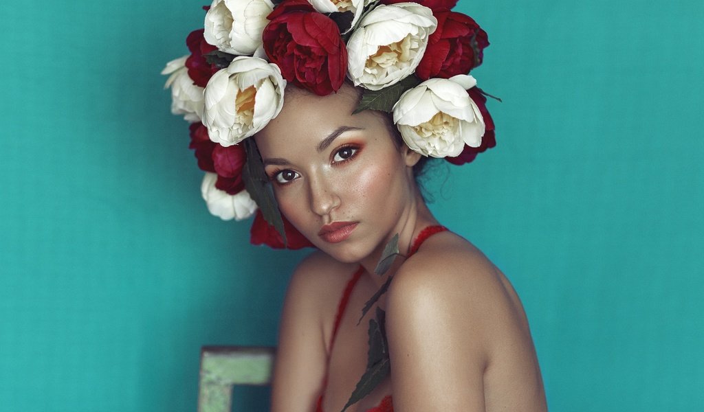 Обои цветы, девушка, портрет, взгляд, волосы, лицо, венок, flowers, girl, portrait, look, hair, face, wreath разрешение 2048x1365 Загрузить