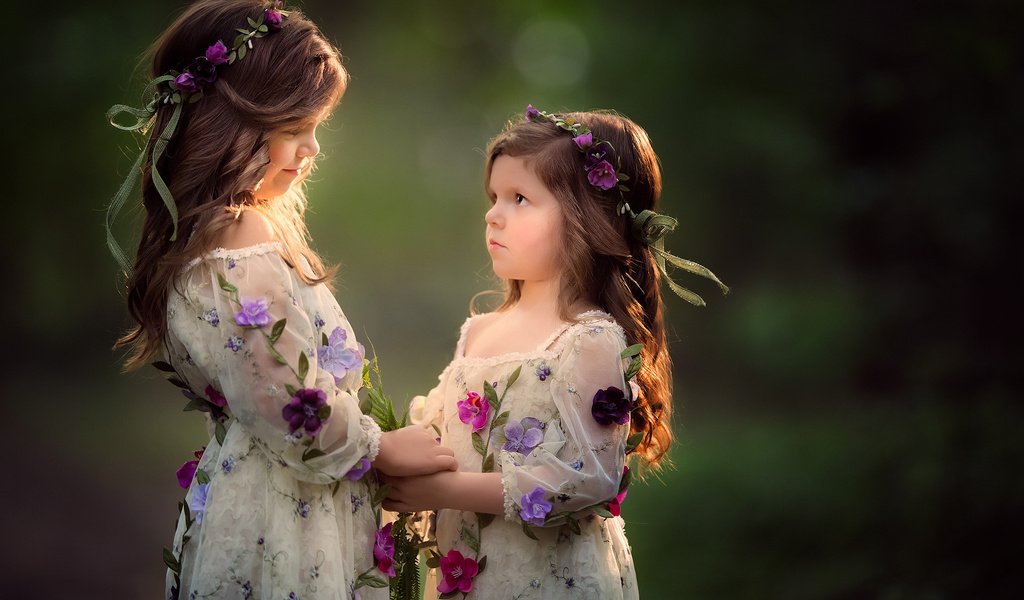 Обои цветы, настроение, фон, дети, волосы, лицо, девочки, венки, flowers, mood, background, children, hair, face, girls, wreaths разрешение 2048x1354 Загрузить