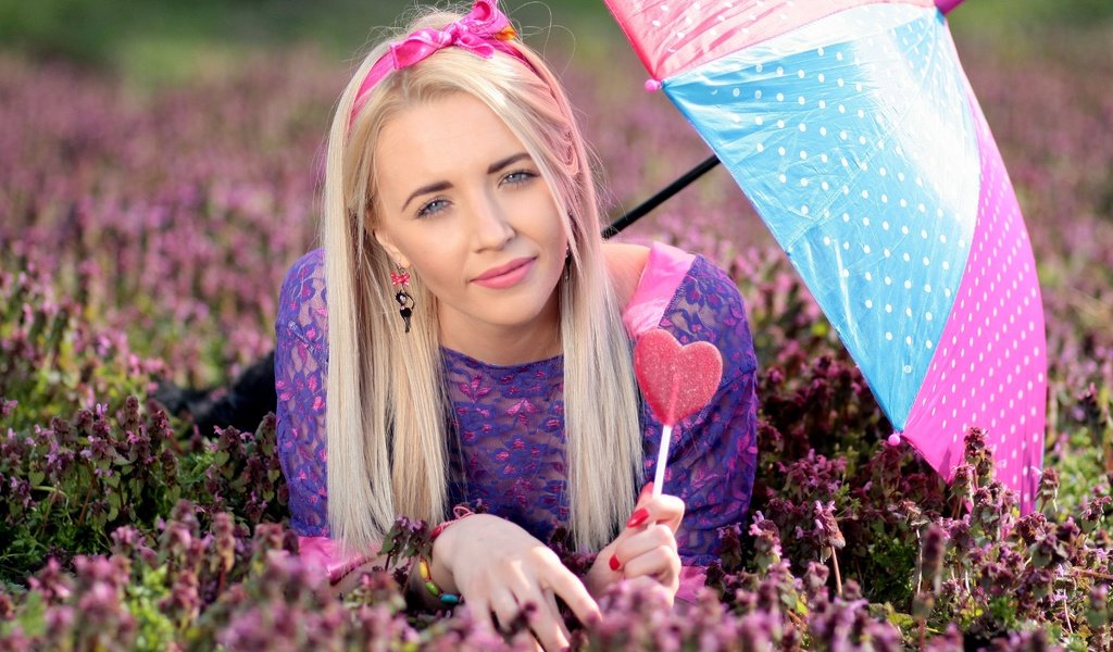 Обои цветы, природа, девушка, блондинка, зонт, леденец, маникюр, flowers, nature, girl, blonde, umbrella, lollipop, manicure разрешение 4272x2848 Загрузить