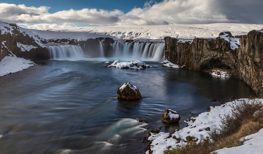 Обои облака, река, скалы, снег, камни, водопад, clouds, river, rocks, snow, stones, waterfall разрешение 2500x1555 Загрузить