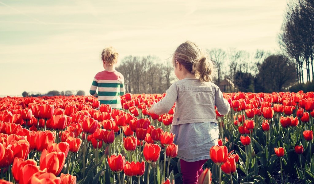 Обои цветы, настроение, дети, весна, тюльпаны, девочки, flowers, mood, children, spring, tulips, girls разрешение 2880x1800 Загрузить