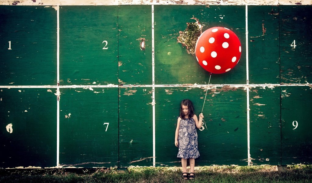 Обои фон, стена, дети, девочка, шар, воздушный шарик, background, wall, children, girl, ball, a balloon разрешение 2560x1600 Загрузить