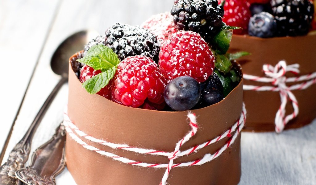 Обои мята, малина, ягоды, черника, десерт, сахарная пудра, ежевика, mint, raspberry, berries, blueberries, dessert, powdered sugar, blackberry разрешение 2560x1600 Загрузить