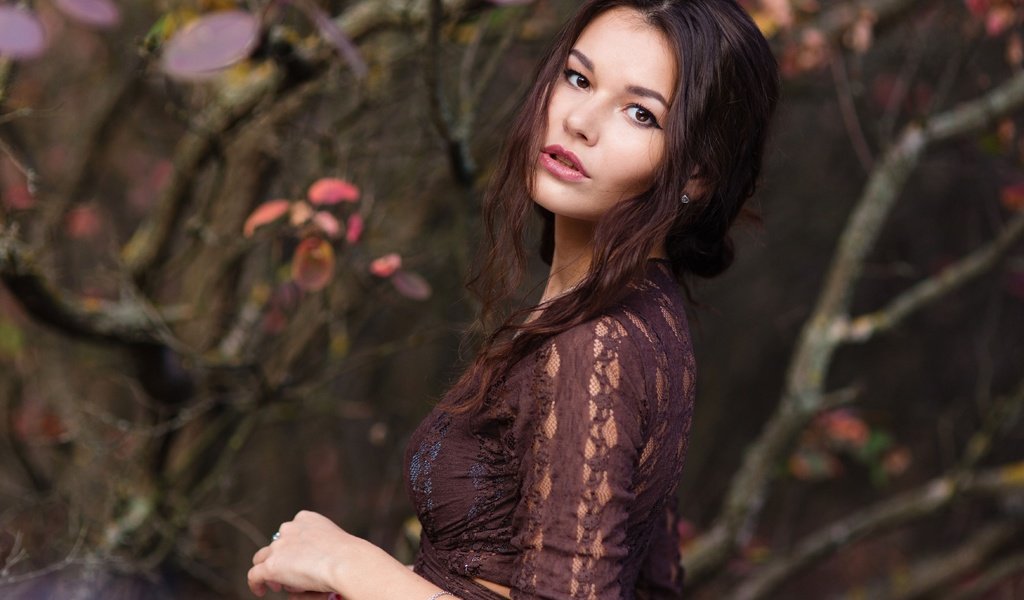 Обои природа, девушка, ветки, взгляд, осень, позирует, nature, girl, branches, look, autumn, posing разрешение 4686x3517 Загрузить