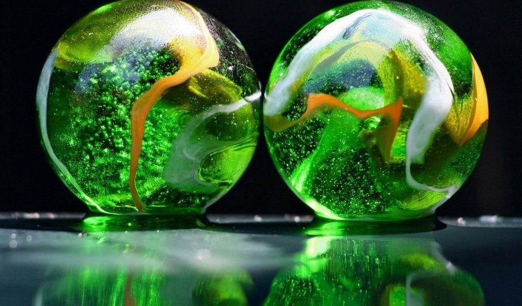 Обои шары, отражение, шарики, стеклянный шар, balls, reflection, glass globe разрешение 2048x1152 Загрузить