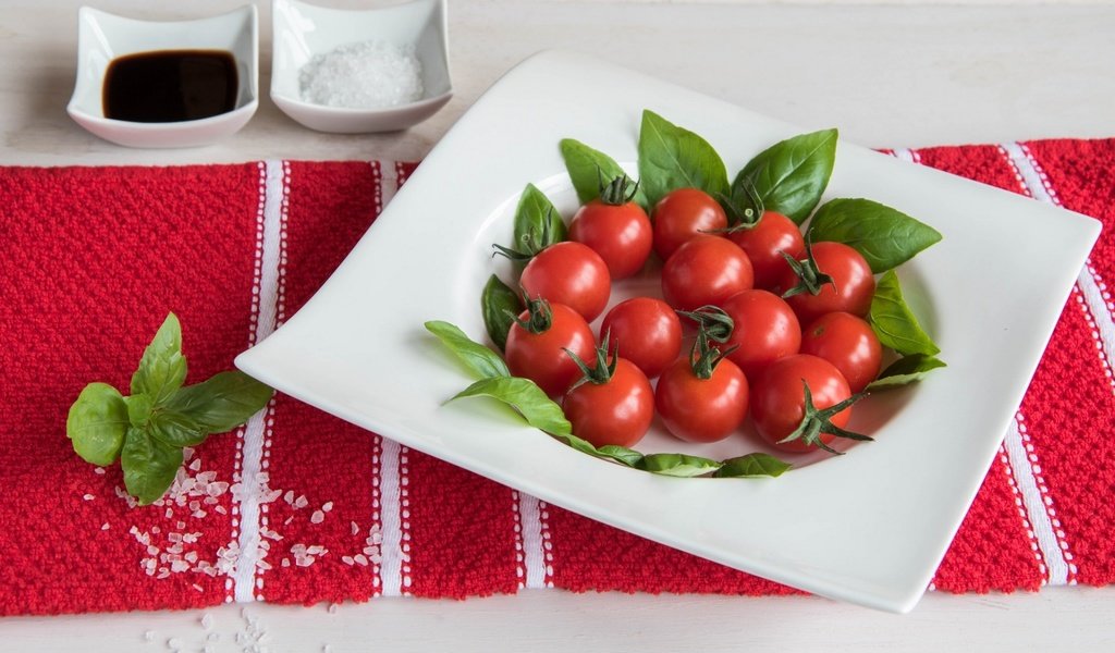 Обои овощи, помидоры, соус, томаты, соль, базилик, vegetables, tomatoes, sauce, salt, basil разрешение 1920x1200 Загрузить