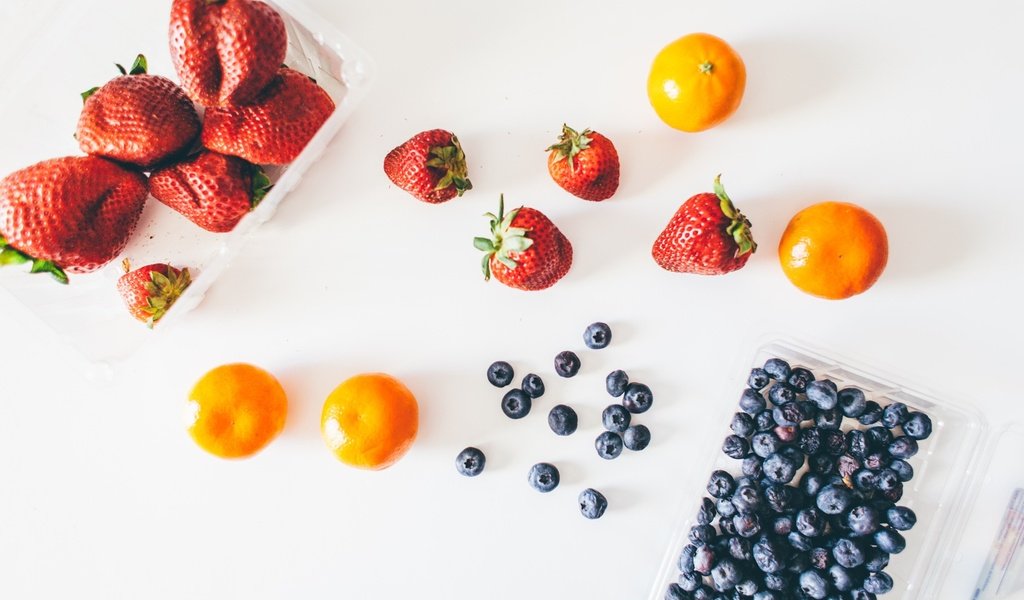 Обои фрукты, клубника, ягоды, черника, мандарины, fruit, strawberry, berries, blueberries, tangerines разрешение 1950x1300 Загрузить