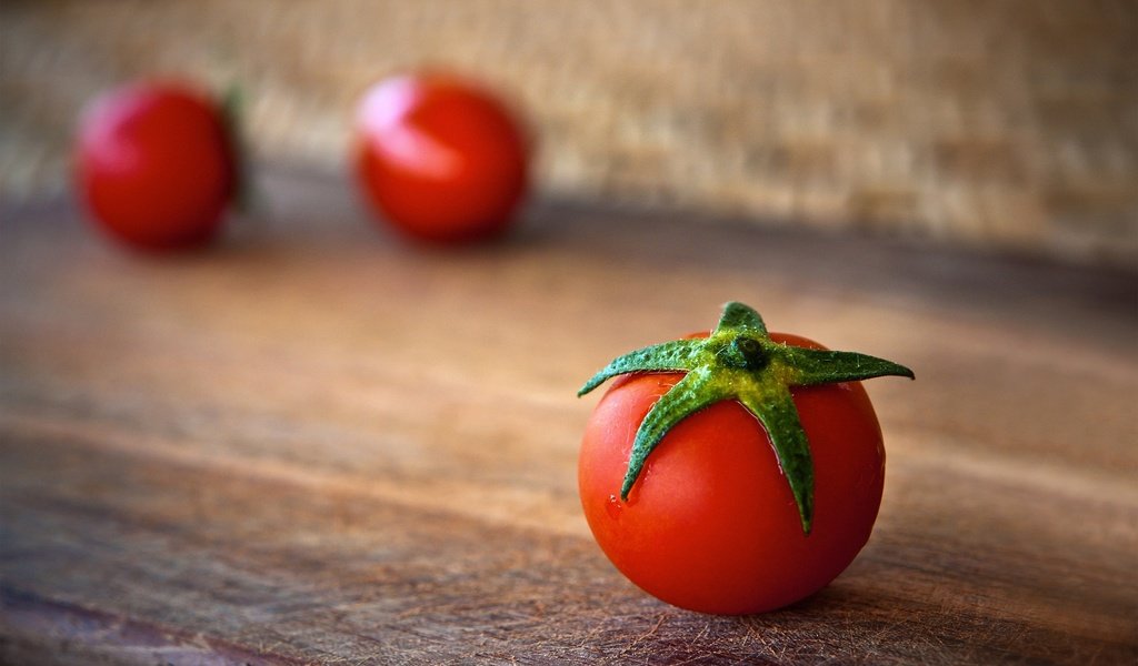 Обои овощи, помидоры, томаты, деревянная поверхность, vegetables, tomatoes, wooden surface разрешение 3000x1930 Загрузить
