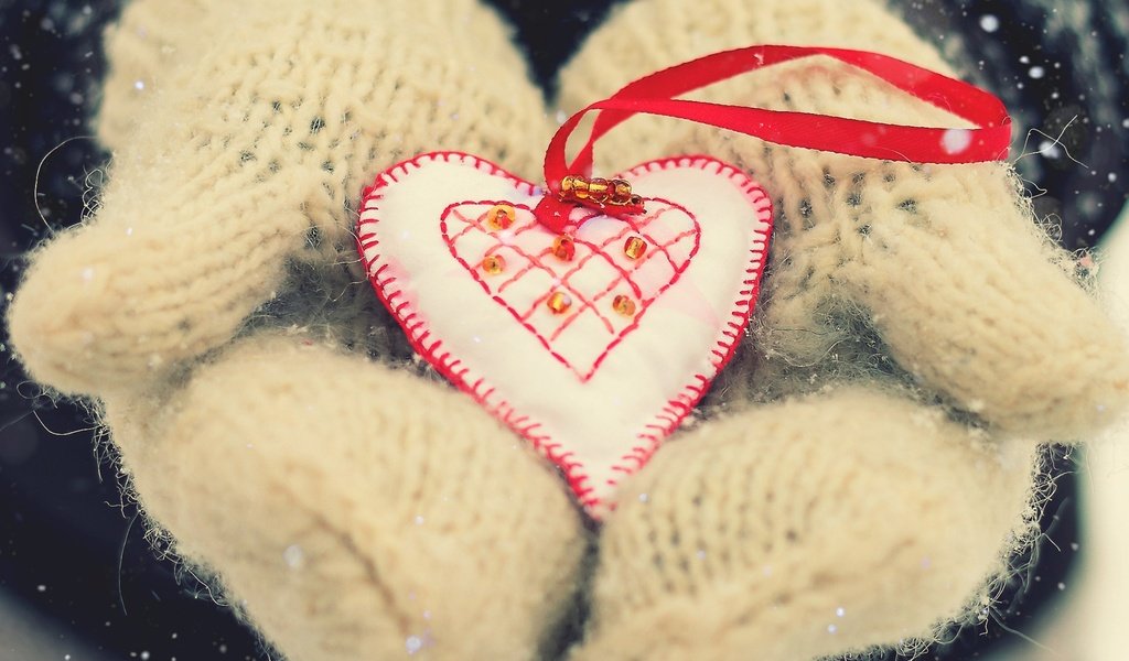 Обои сердце, любовь, руки, день святого валентина, варежки, heart, love, hands, valentine's day, mittens разрешение 1920x1440 Загрузить