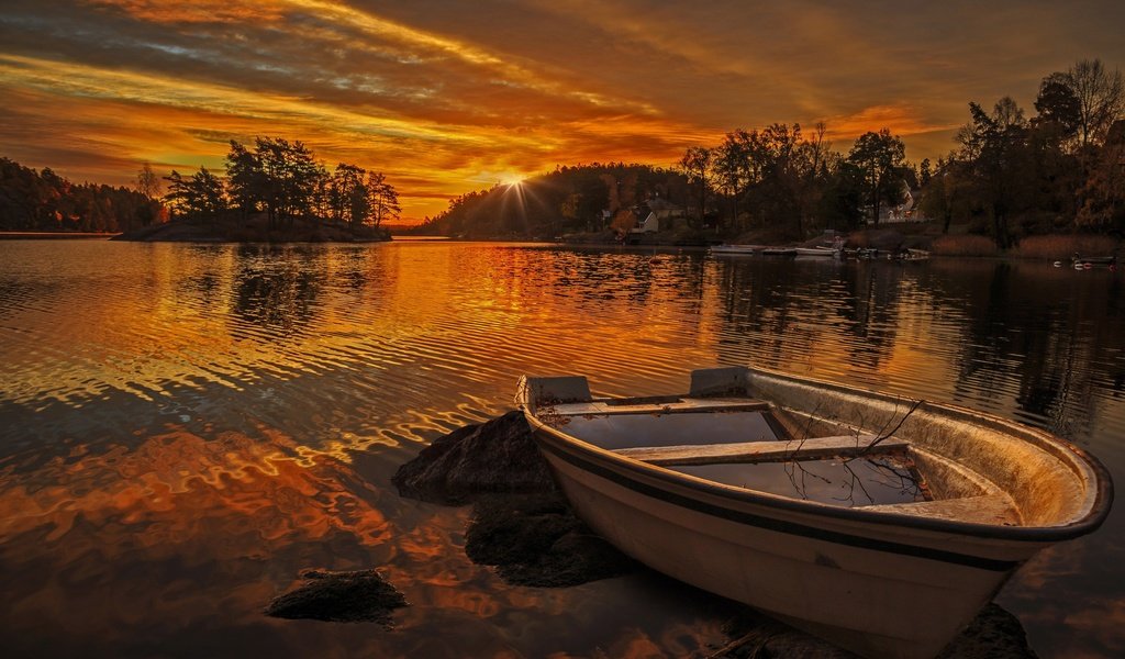 Обои небо, на, деревья, озеро, природа, камни, закат, пейзаж, лодка, the sky, on, trees, lake, nature, stones, sunset, landscape, boat разрешение 2560x1706 Загрузить