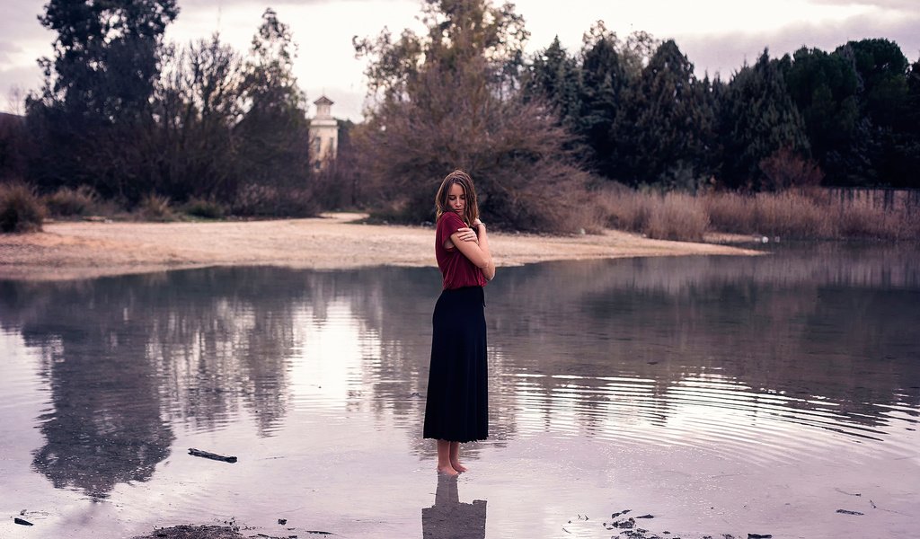 Обои природа, девушка, настроение, поза, лицо, в воде, босиком, nature, girl, mood, pose, face, in the water, barefoot разрешение 2048x1365 Загрузить