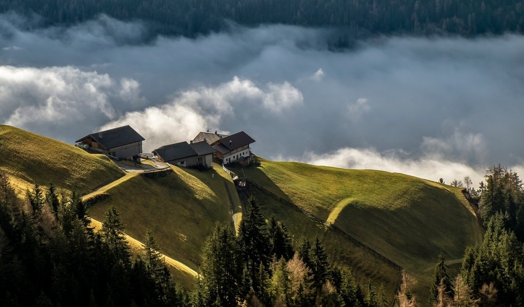 Обои облака, горы, холмы, лес, пейзаж, дома, clouds, mountains, hills, forest, landscape, home разрешение 2048x1365 Загрузить