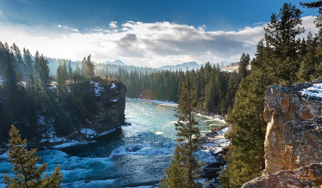 Обои деревья, река боу, горы, bow river, скалы, зима, канада, альберта, горная река, провинция альберта, trees, the bow river, mountains, rocks, winter, canada, albert, mountain river, alberta разрешение 1920x1080 Загрузить