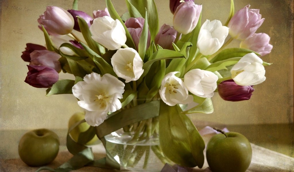 Обои цветы, фрукты, яблоки, тюльпаны, ваза, ленты, flowers, fruit, apples, tulips, vase, tape разрешение 2100x1401 Загрузить