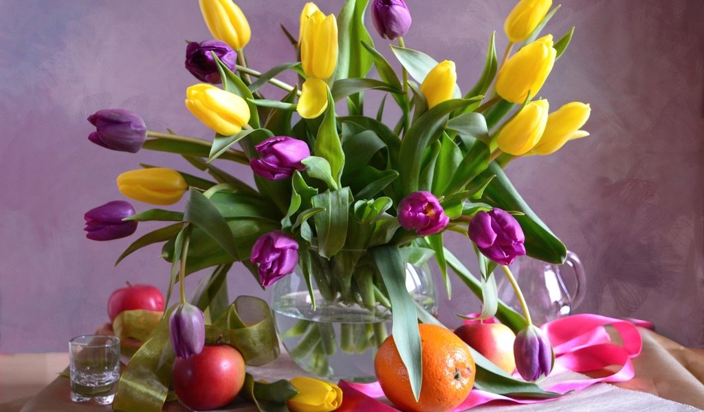 Обои цветы, фрукты, тюльпаны, апельсин, яблоко, ваза, лента, стакан, flowers, fruit, tulips, orange, apple, vase, tape, glass разрешение 2400x1601 Загрузить