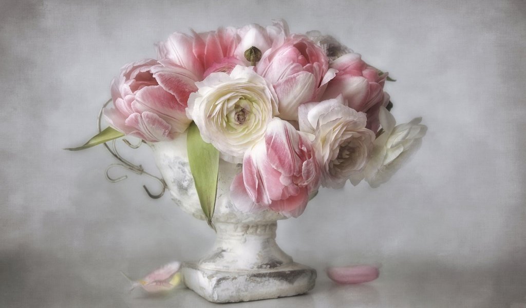 Обои цветы, ваза, арт, живопись, фон, ранункулюсы, лепестки, букет, тюльпаны, розовые, белые, flowers, vase, art, painting, background, ranunculus, petals, bouquet, tulips, pink, white разрешение 2048x1365 Загрузить