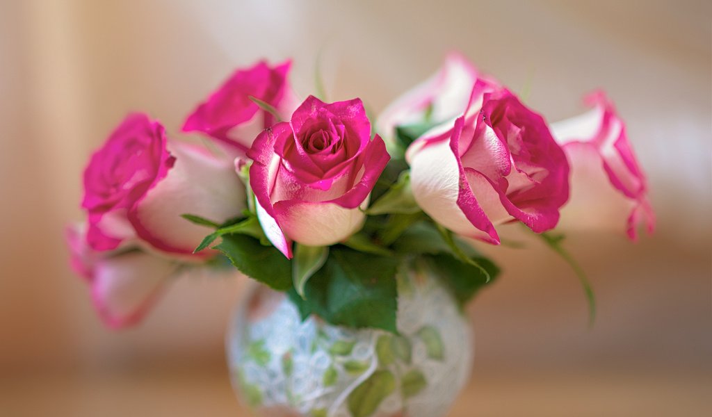 Обои цветы, розы, лепестки, размытость, розовые, вазочка, flowers, roses, petals, blur, pink, vase разрешение 2130x1583 Загрузить