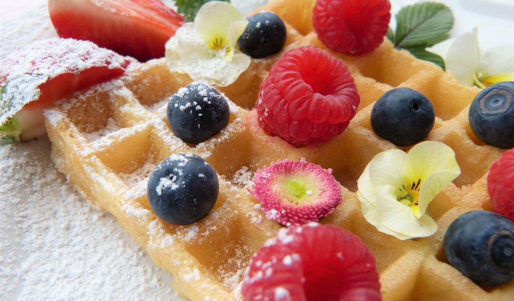 Обои малина, фрукты, ягоды, черника, сахарная пудра, вафли, raspberry, fruit, berries, blueberries, powdered sugar, waffles разрешение 4000x3000 Загрузить