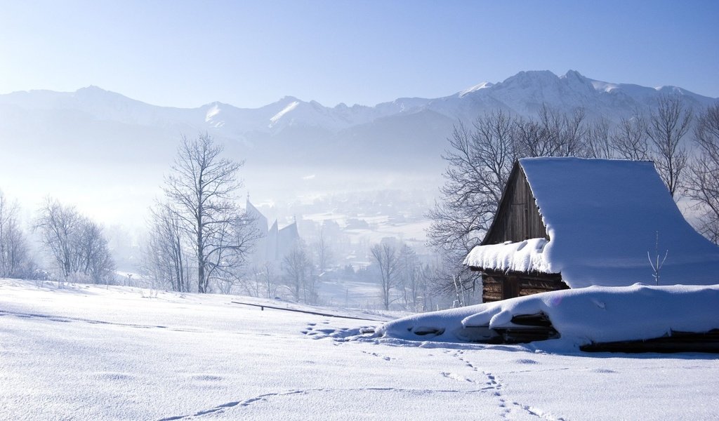 Обои деревья, горы, снег, зима, пейзаж, дом, следы, trees, mountains, snow, winter, landscape, house, traces разрешение 2512x1670 Загрузить