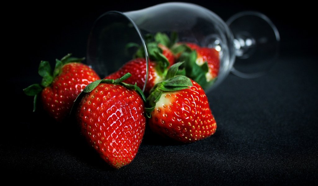 Обои клубника, бокал, черный фон, ягоды, strawberry, glass, black background, berries разрешение 2880x1920 Загрузить