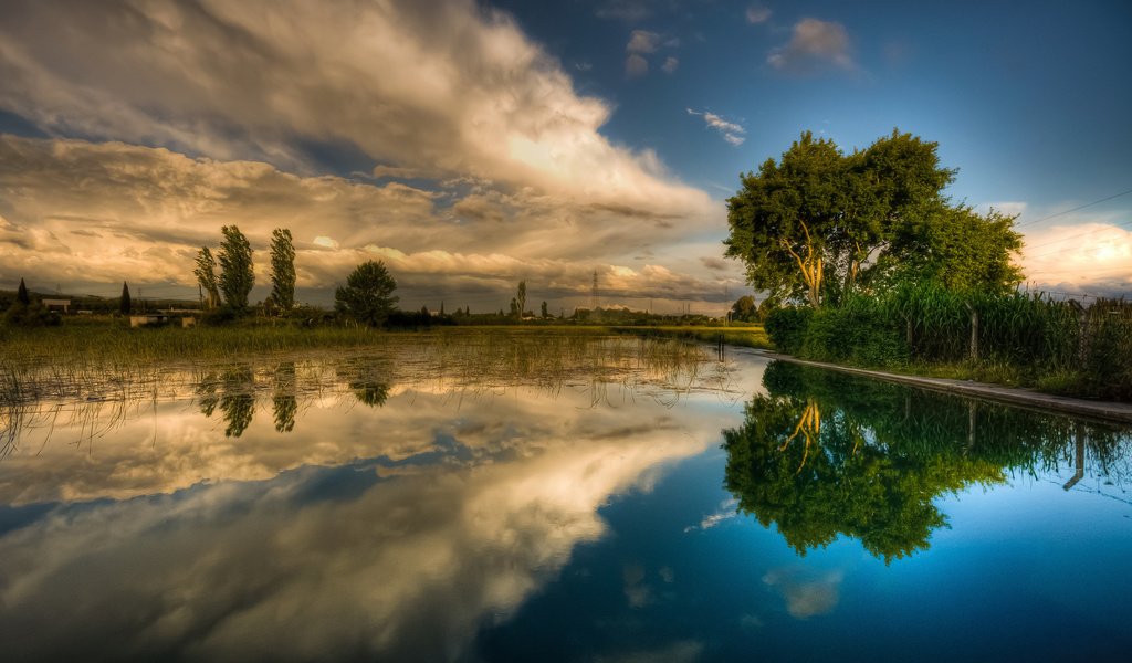 Обои небо, трава, облака, деревья, вода, река, отражение, the sky, grass, clouds, trees, water, river, reflection разрешение 2048x1363 Загрузить