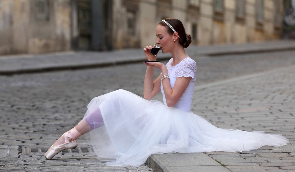 Обои девушка, брюнетка, кофе, модель, пачка, балерина, пуанты, girl, brunette, coffee, model, pack, ballerina, pointe shoes разрешение 1920x1200 Загрузить