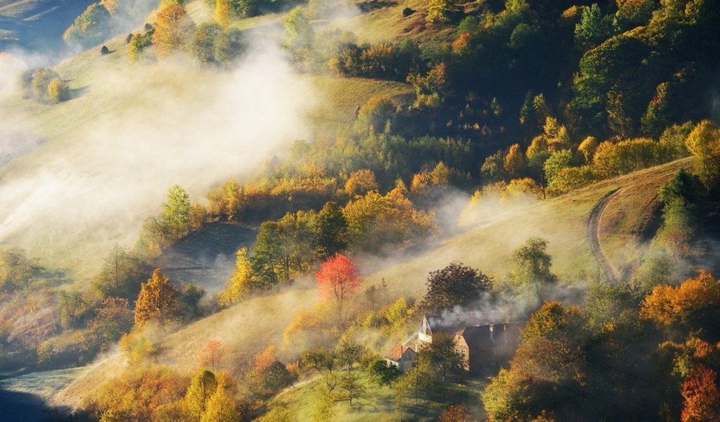 Обои дорога, деревья, холмы, лес, туман, осень, дома, stefan chirobocea, road, trees, hills, forest, fog, autumn, home разрешение 1920x1280 Загрузить