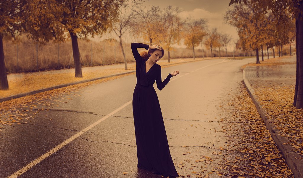 Обои дорога, листья, девушка, осень, волосы, черное платье, mara saiz, road, leaves, girl, autumn, hair, black dress разрешение 2048x1365 Загрузить