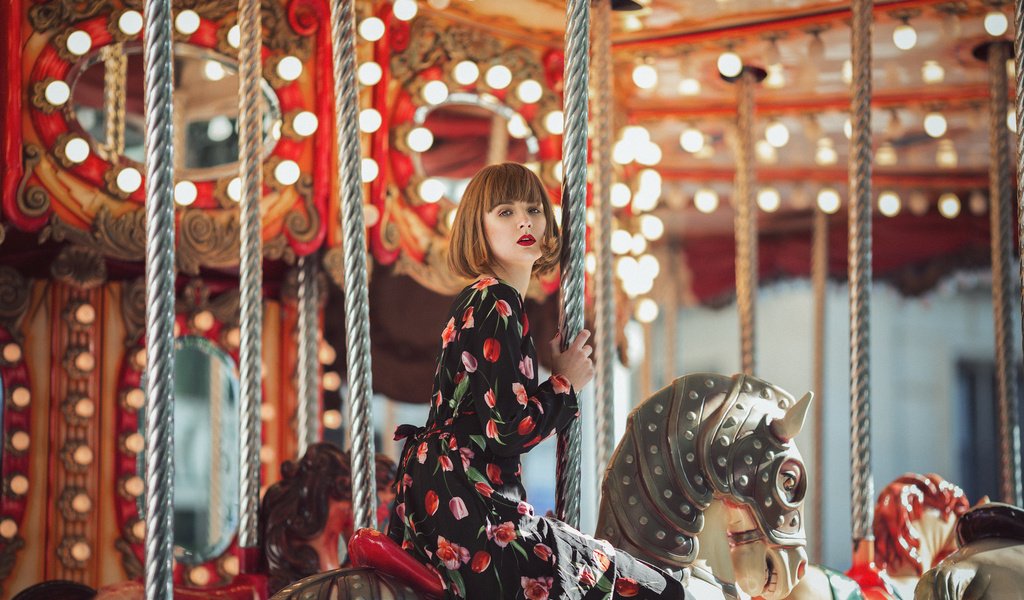 Обои модель, волосы, лицо, лошадка, взгляд., карусель, mara saiz, model, hair, face, horse, look., carousel разрешение 2048x1365 Загрузить