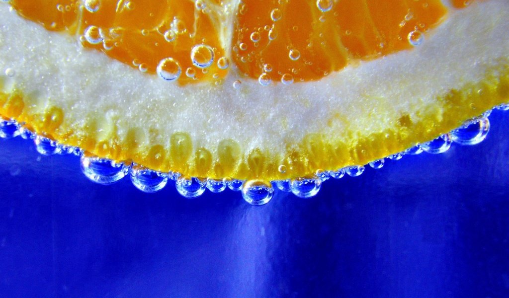 Обои макро, крупным планом, капли, фрукты, пузыри, апельсин, синий фон, цитрусы, долька, macro, closeup, drops, fruit, bubbles, orange, blue background, citrus, slice разрешение 1920x1200 Загрузить