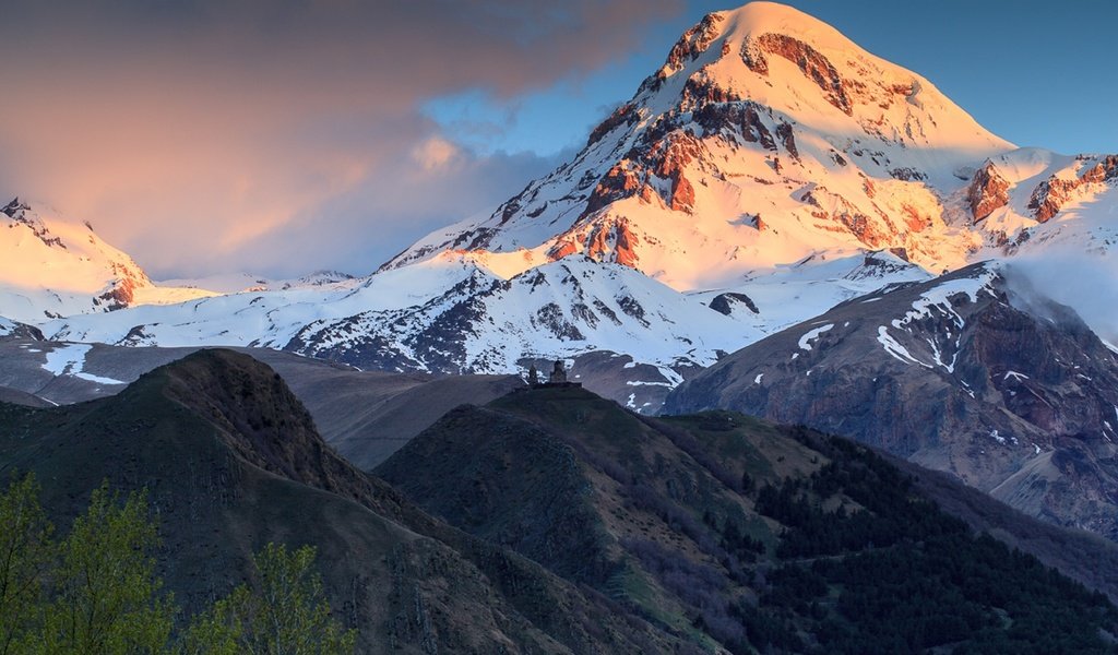 Обои горы, церковь, вершина, грузия, снежная вершина, казбек, mountains, church, top, georgia, snow peak, kazbek разрешение 2560x1707 Загрузить