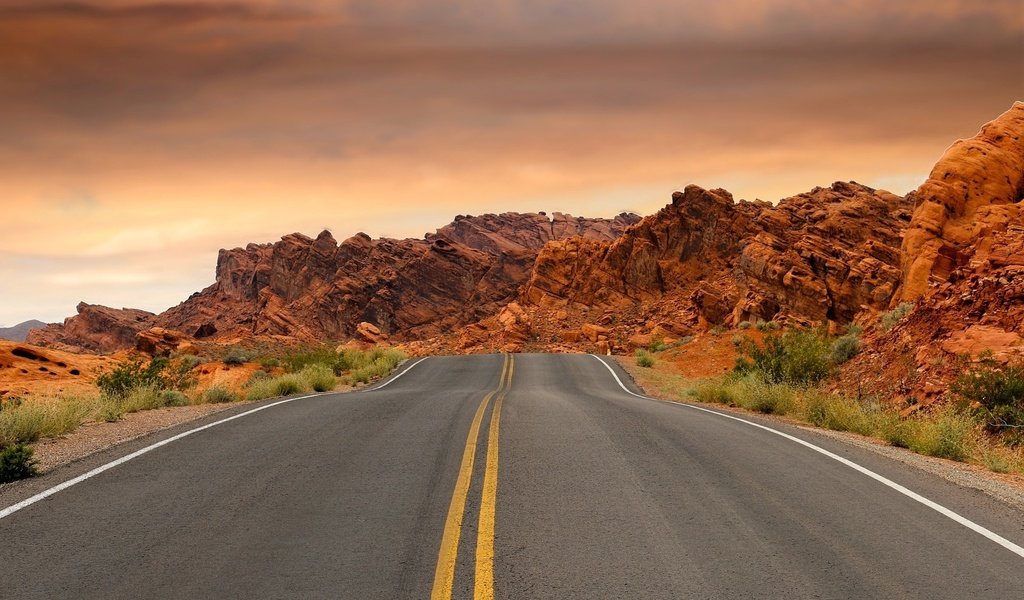 Обои небо, национальный парк, дорога, долина огня, облака, valley of fire state park, камни, пустыня, сша, невада, шоссе, the sky, national park, road, valley of fire, clouds, stones, desert, usa, nevada, highway разрешение 1920x1280 Загрузить