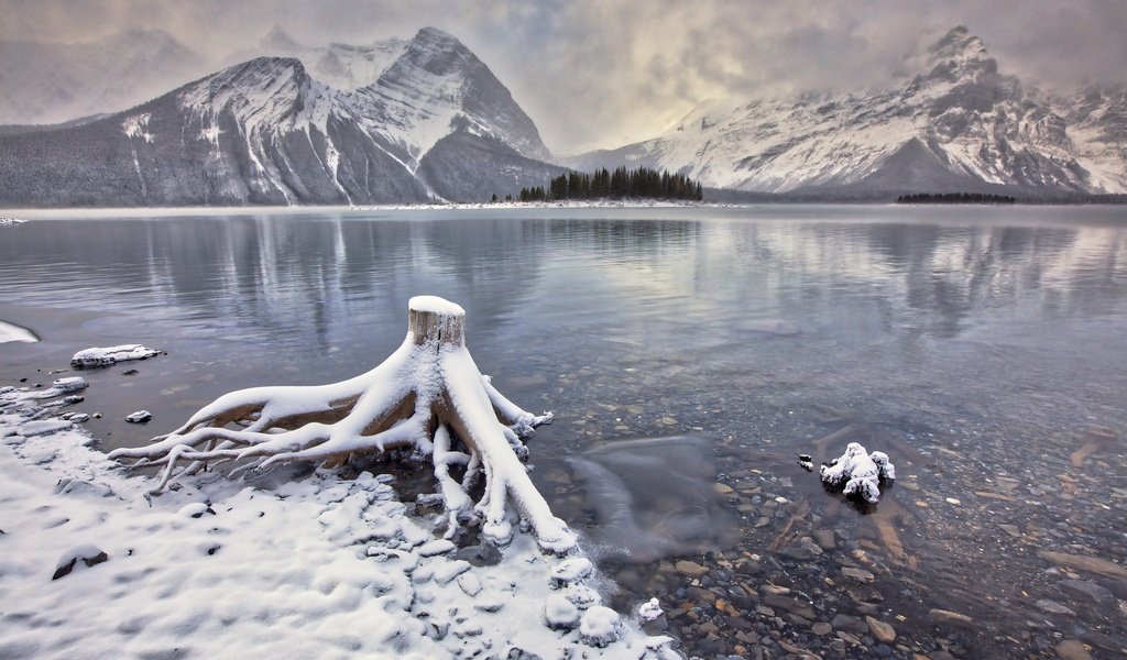 Обои озеро, горы, снег, канада, альберта, кананаскис, lake, mountains, snow, canada, albert, kananaskis разрешение 2048x1365 Загрузить