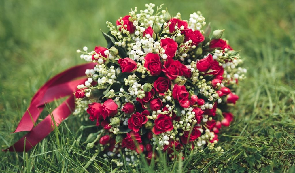 Обои цветы, трава, розы, букет, свадебный букет, flowers, grass, roses, bouquet, wedding bouquet разрешение 1920x1200 Загрузить