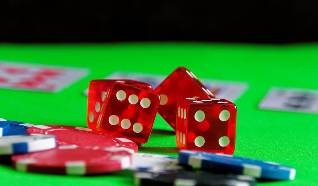 Обои казино, покер, фишки, кубики, игра, азарт, casino, poker, chips, cubes, the game, the excitement разрешение 2880x1800 Загрузить