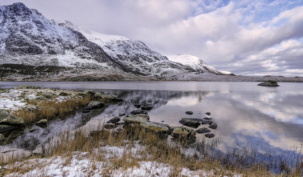 Обои облака, озеро, горы, снег, пейзаж, уэльс, ллин айдвал, clouds, lake, mountains, snow, landscape, wales, llyn idwal разрешение 2048x1283 Загрузить