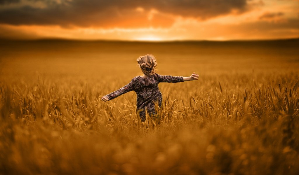 Обои солнце, природа, поле, девочка, ребенок, бег, the sun, nature, field, girl, child, running разрешение 5760x3609 Загрузить