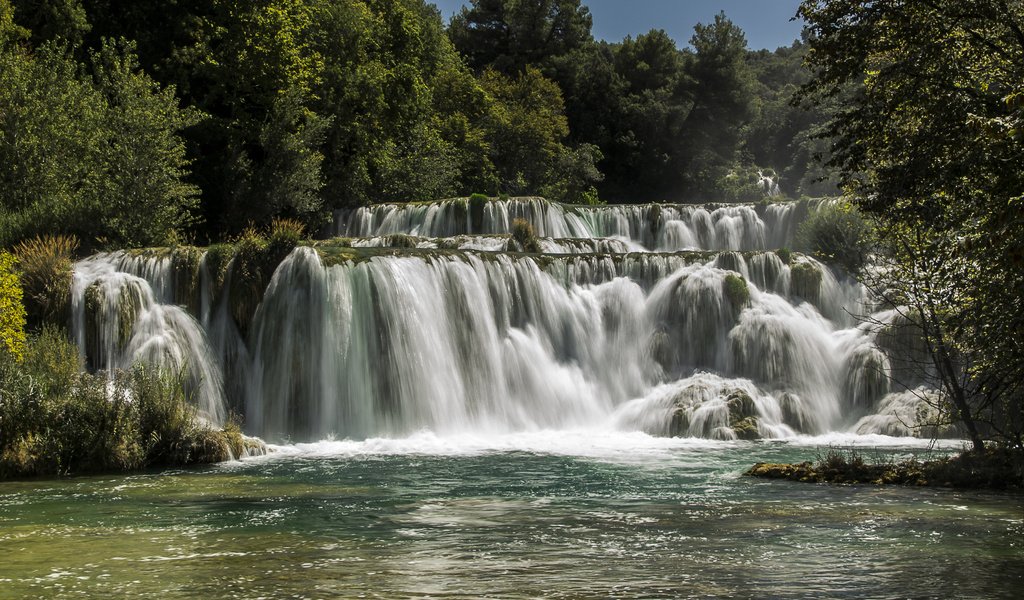 Обои деревья, река, лес, водопад, хорватия, солнечно, krka national park, trees, river, forest, waterfall, croatia, sunny разрешение 4000x2670 Загрузить