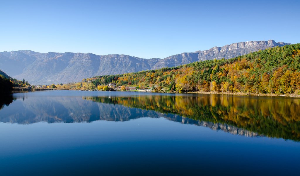 Обои небо, деревья, озеро, горы, лес, отражение, the sky, trees, lake, mountains, forest, reflection разрешение 3840x2400 Загрузить