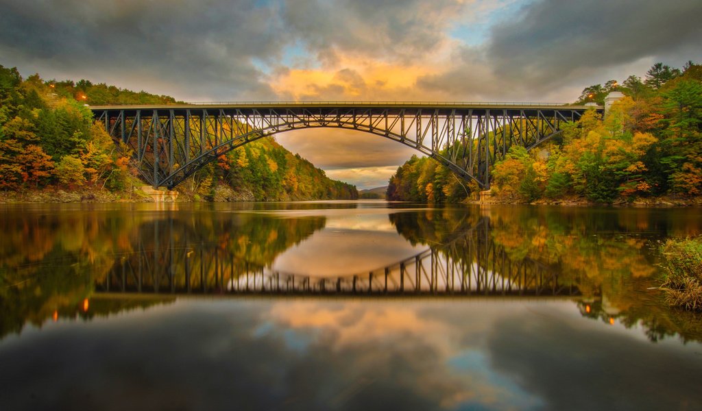 Обои небо, облака, деревья, река, природа, отражение, мост, осень, the sky, clouds, trees, river, nature, reflection, bridge, autumn разрешение 1920x1200 Загрузить